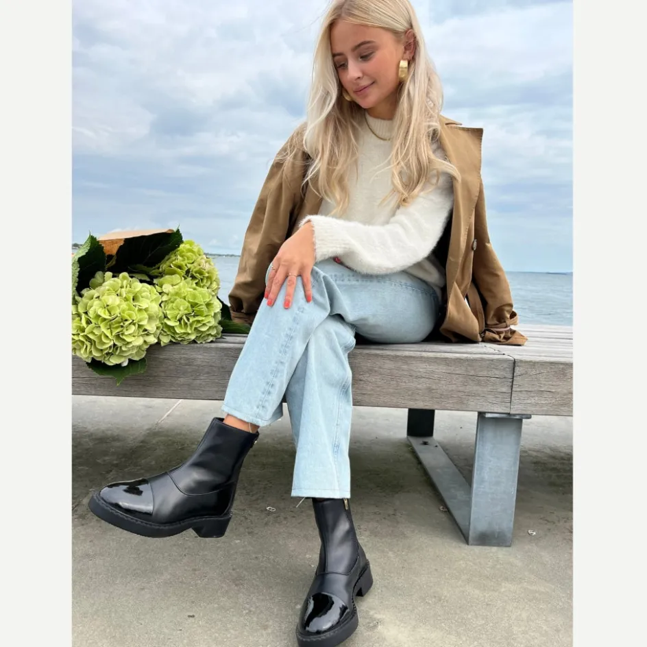 amie_boots_patent__black_patent_10.webp Copenhagen Shoes Ankelstøvler*AMIE BOOTS PATENT - BLACK PATENT Amieboots patent boot black patent