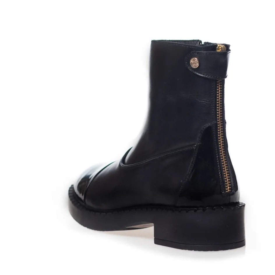 amie_boots_patent__black_patent_3.webp Copenhagen Shoes Ankelstøvler*AMIE BOOTS PATENT - BLACK PATENT Amieboots patent boot black patent