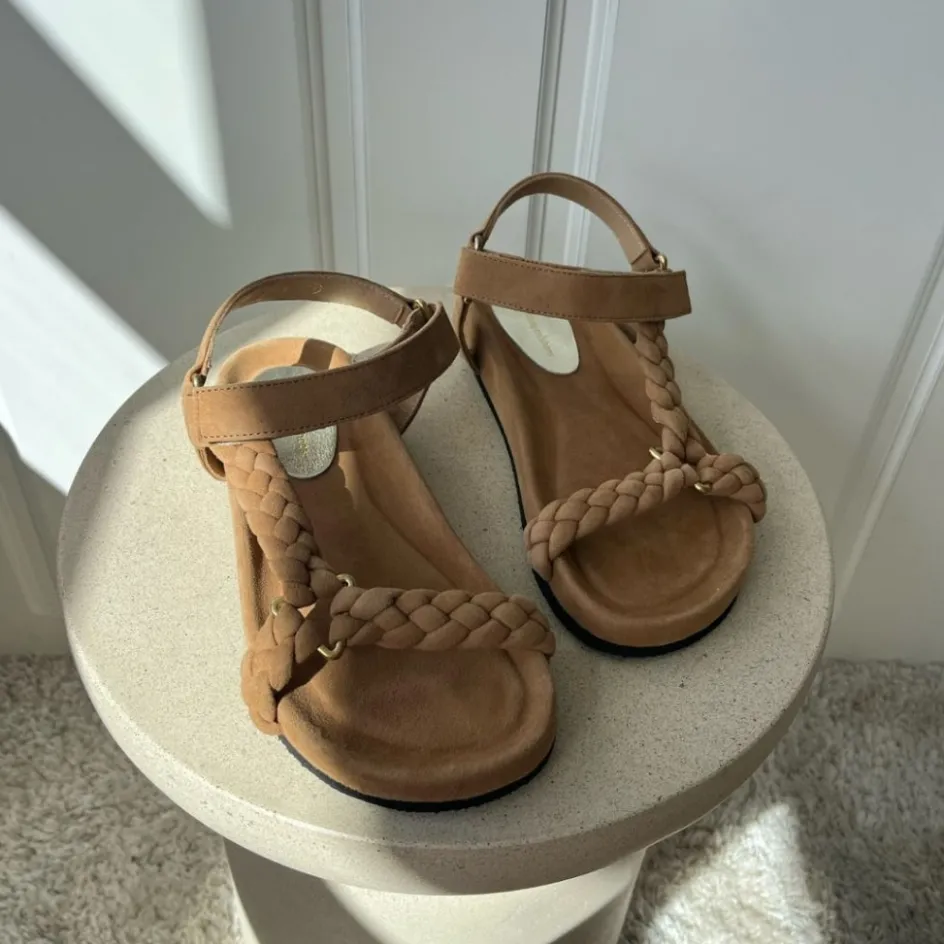 beach_suede__dark_beige_safari_7.webp Copenhagen Shoes Flade Sandaler*BEACH SUEDE - DARK BEIGE (SAFARI) Beachsuede sandal dark beige safari