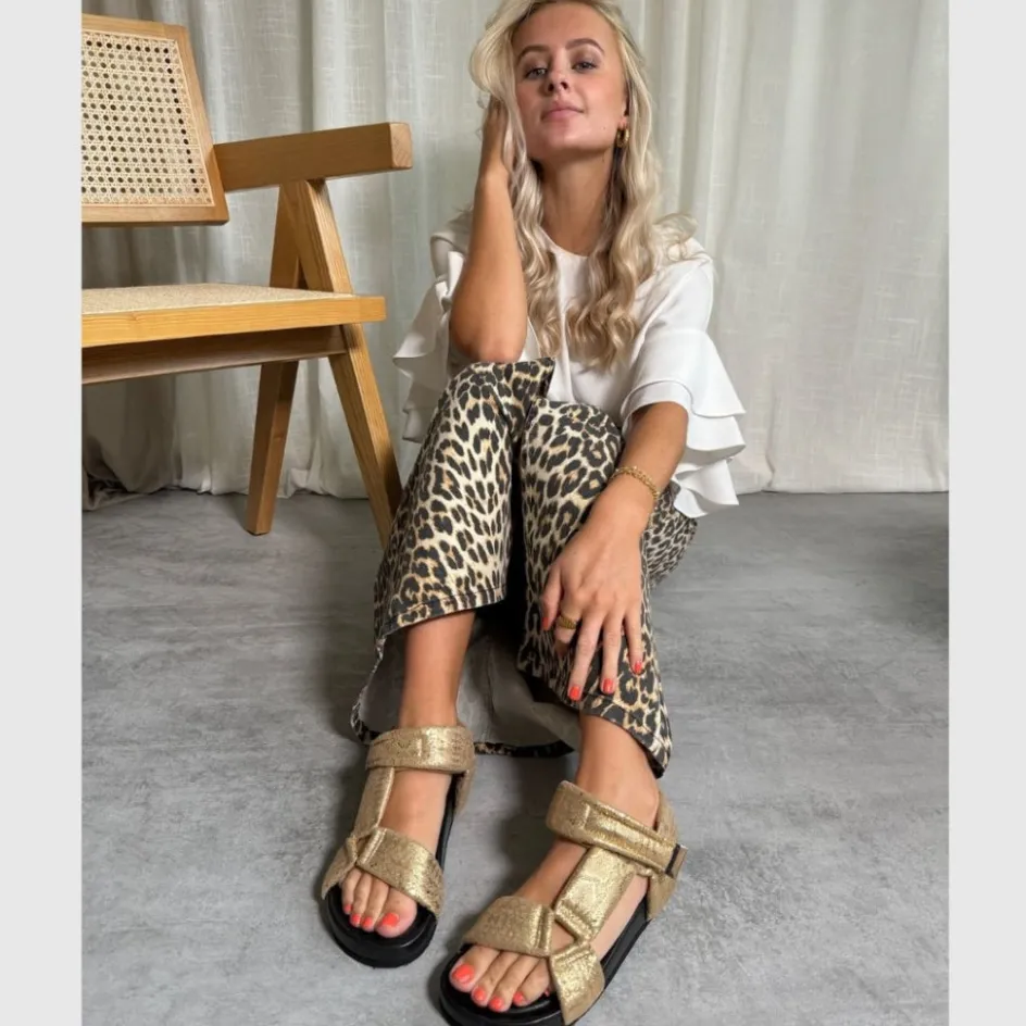 carrie_moon__gold_snake_3.webp Copenhagen Shoes Flade Sandaler*CARRIE MOON - Gold Snake Carriemoon sandal gold snake