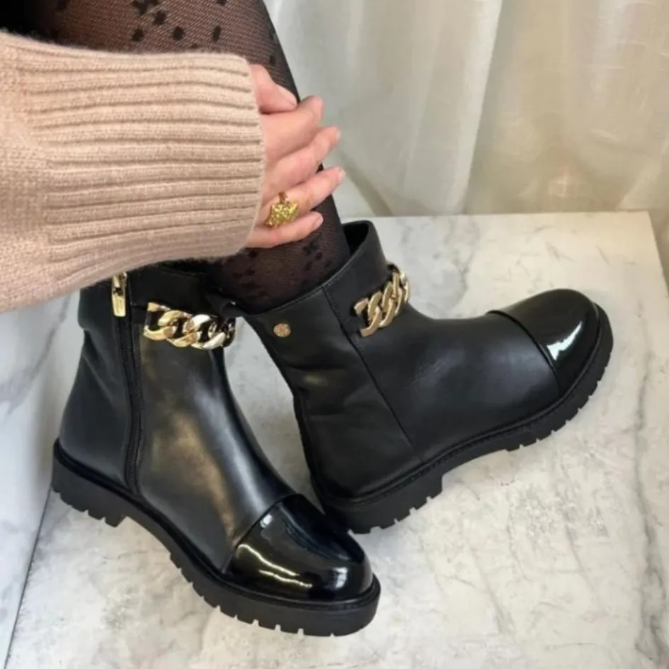 flower_eyes__blackgoldpatent_3.webp Copenhagen Shoes Ankelstøvler*FLOWER EYES - BLACK/GOLD/PATENT Flowereyes boot black gold patent