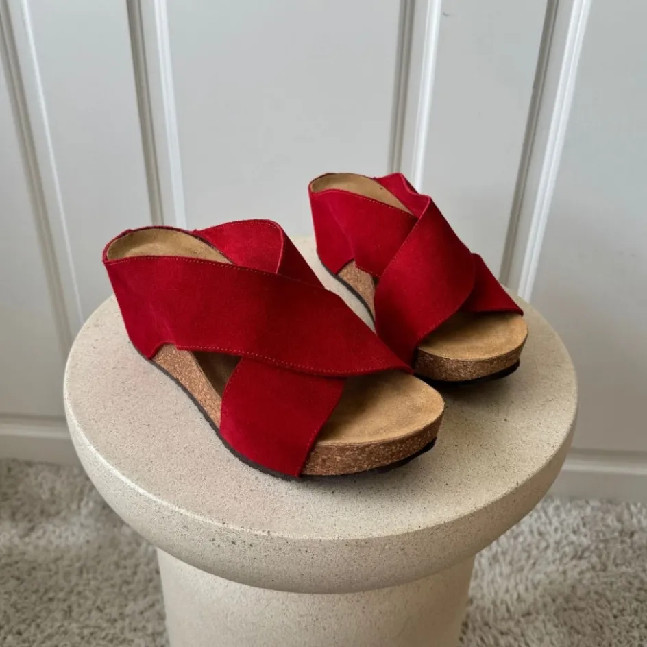 frances__suede__red_3.webp Copenhagen Shoes Sandaler Med Kilehæle*FRANCES 23 Suede - RED Frances23 suede sandaler med kilehael red