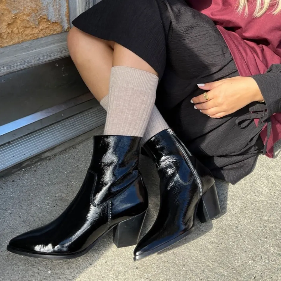 its_all_about_walking__patent__black_patent_6.webp Copenhagen Shoes Ankelstøvler*IT'S ALL ABOUT WALKING - PATENT - BLACK PATENT Itsall about walking patent stoevler black patent