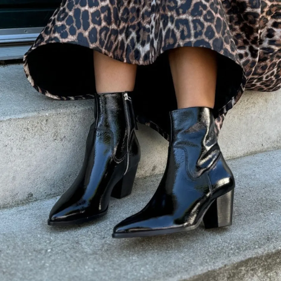 its_all_about_walking__patent__black_patent_8.webp Copenhagen Shoes Ankelstøvler*IT'S ALL ABOUT WALKING - PATENT - BLACK PATENT Itsall about walking patent stoevler black patent