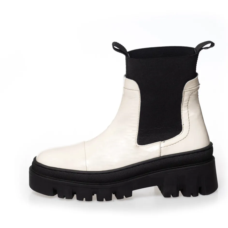 Copenhagen Shoes Chelsea Boots | Ankelstøvler*KEEP GOING PATENT - Cream Keepgoing patent boot cream