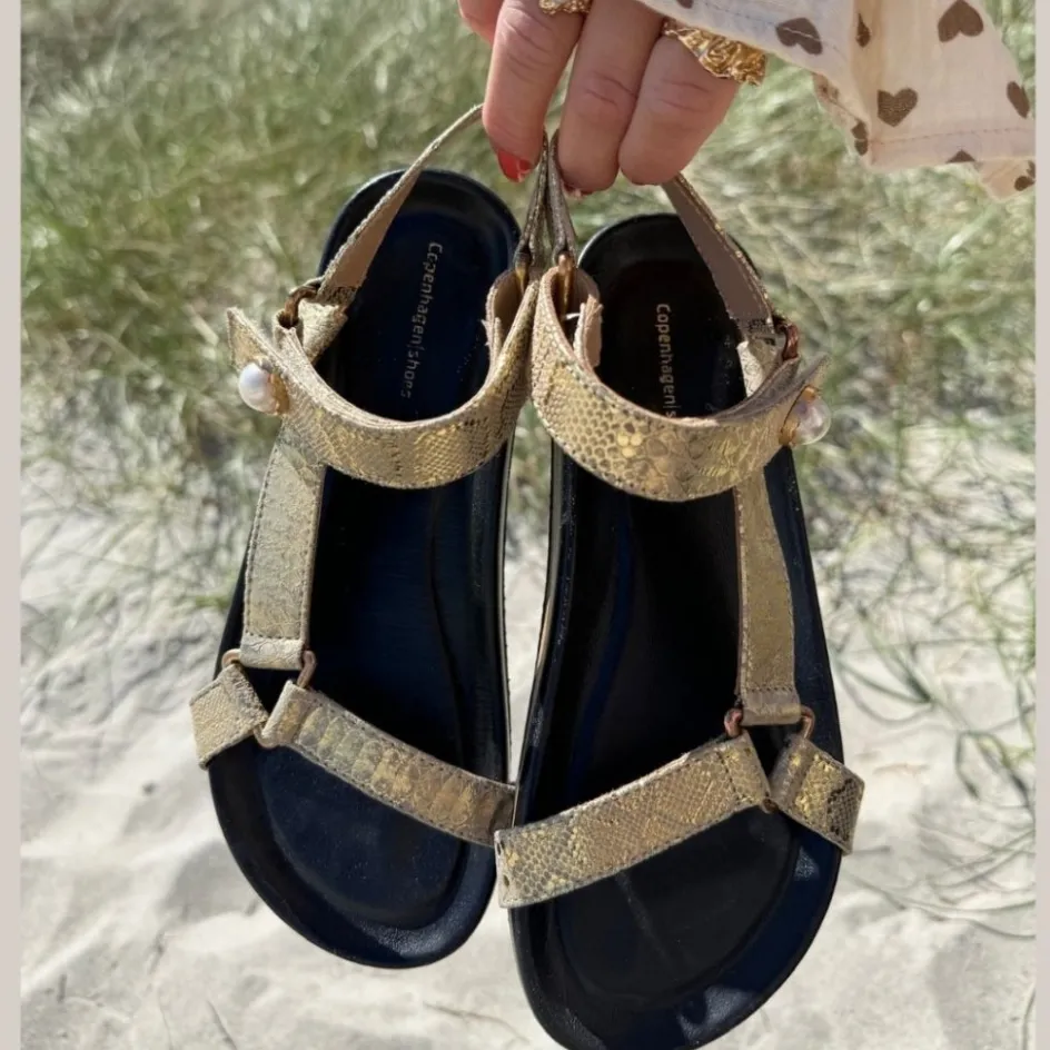 like_a_dream__gold_snake_3.webp Copenhagen Shoes Flade Sandaler*LIKE A DREAM - Gold Snake Likea dream sandal gold snake