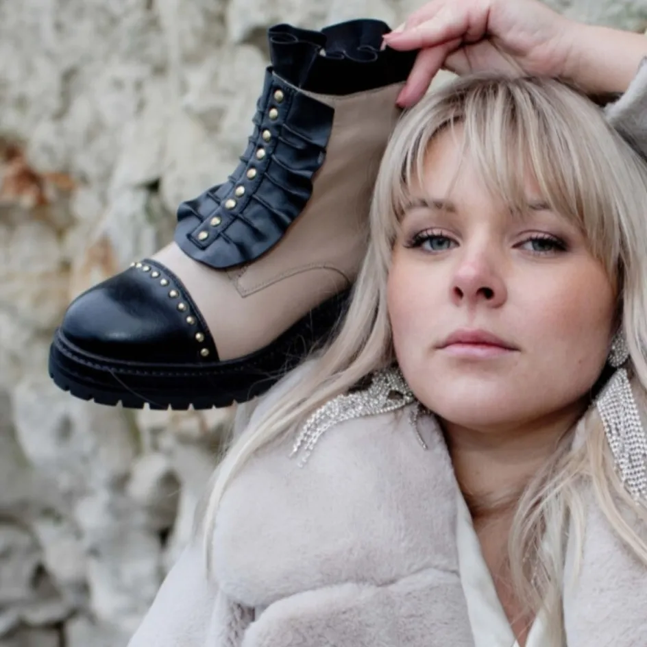love_me_multi__beige_wblack_3.webp Copenhagen Shoes Ankelstøvler*LOVE ME MULTI - BEIGE W/BLACK Loveme multi boot beige w black