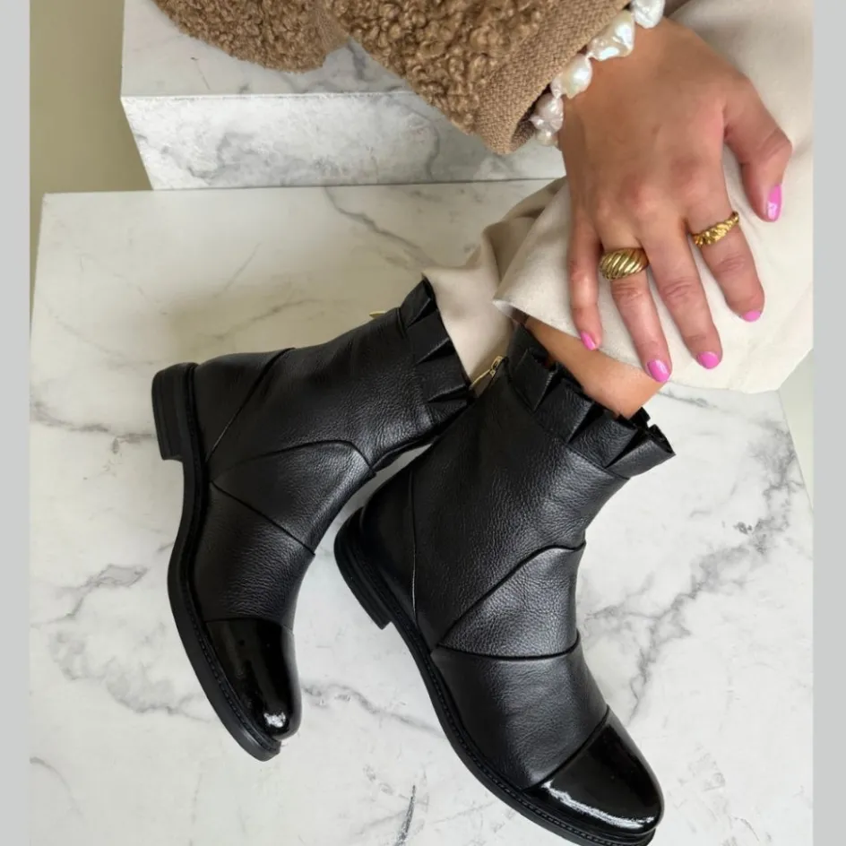 margaret__black_wpatent_toe_5.webp Copenhagen Shoes Ankelstøvler*MARGARET - BLACK W/PATENT TOE Margaretboot black w patent toe