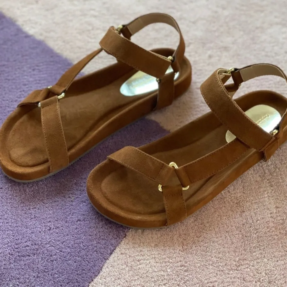 Copenhagen Shoes Flade Sandaler*PEACE Suede - Cognac Peacesuede sandal cognac