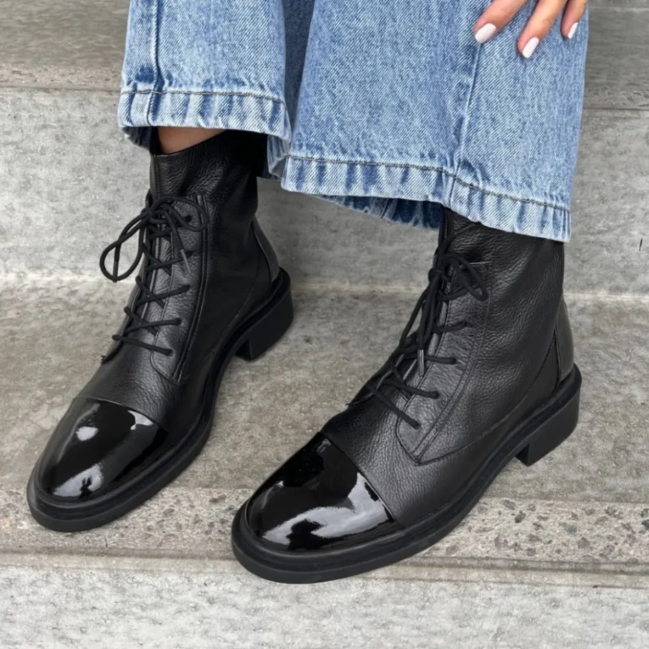 power__black_wpatent_toe_6.webp Copenhagen Shoes Ankelstøvler*POWER - BLACK W/PATENT TOE Powerstoevler black w patent toe