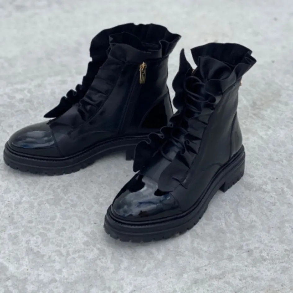 pretty__copenhagenshoes_by_josefine_valentin__black_patent_2.webp Copenhagen Shoes Ankelstøvler*PRETTY 22 Copenhagenshoes By Josefine Valentin - Black Patent Pretty22 copenhagenshoes by josefine valentin boot black patent