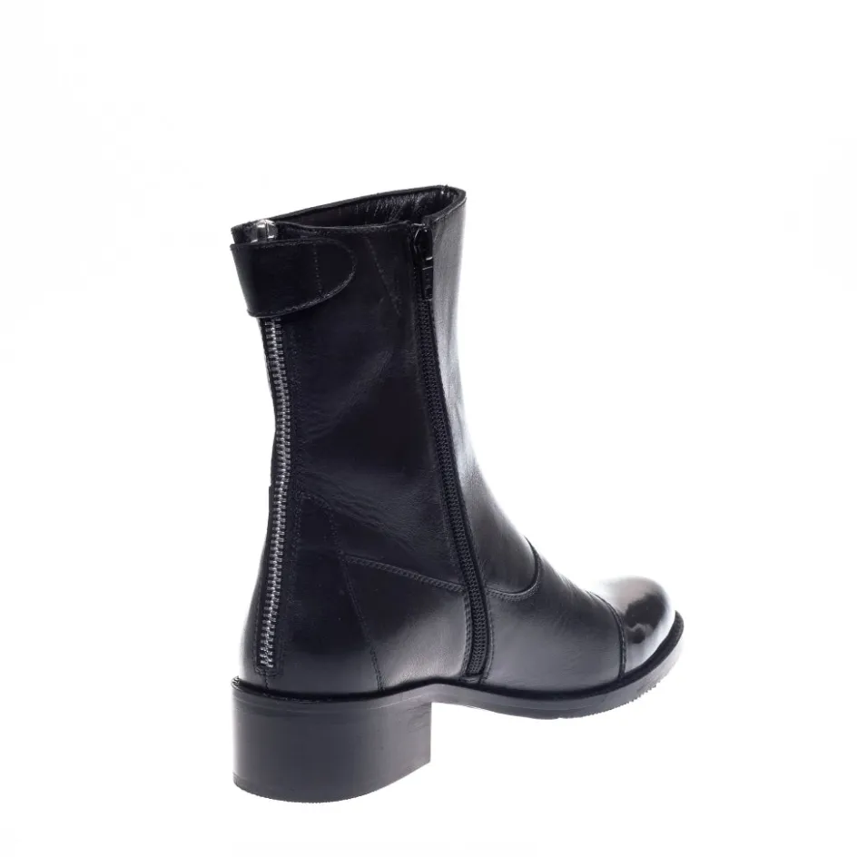 she_patent___black_2.webp Copenhagen Shoes Ankelstøvler*SHE PATENT 21 - Black Shepatent 21 boot black