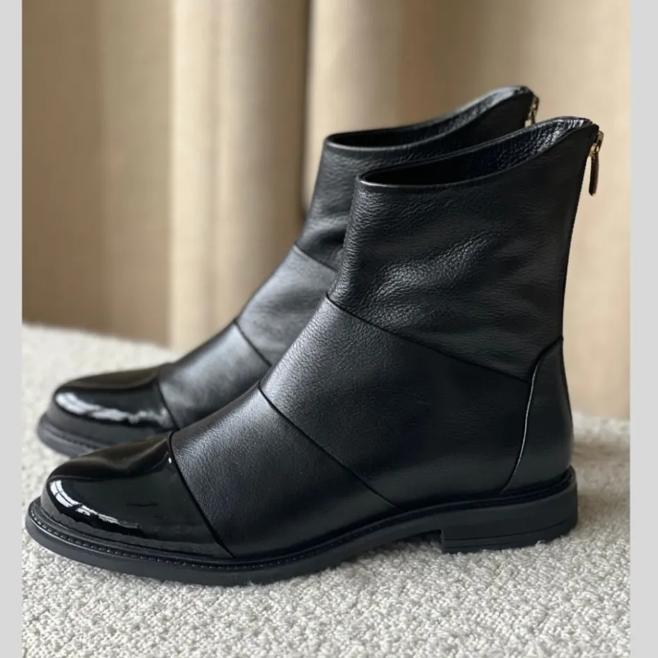 Copenhagen Shoes Ankelstøvler*STEPHANIE - BLACK W/PATENT TOE Stephaniestoevler black w patent toe