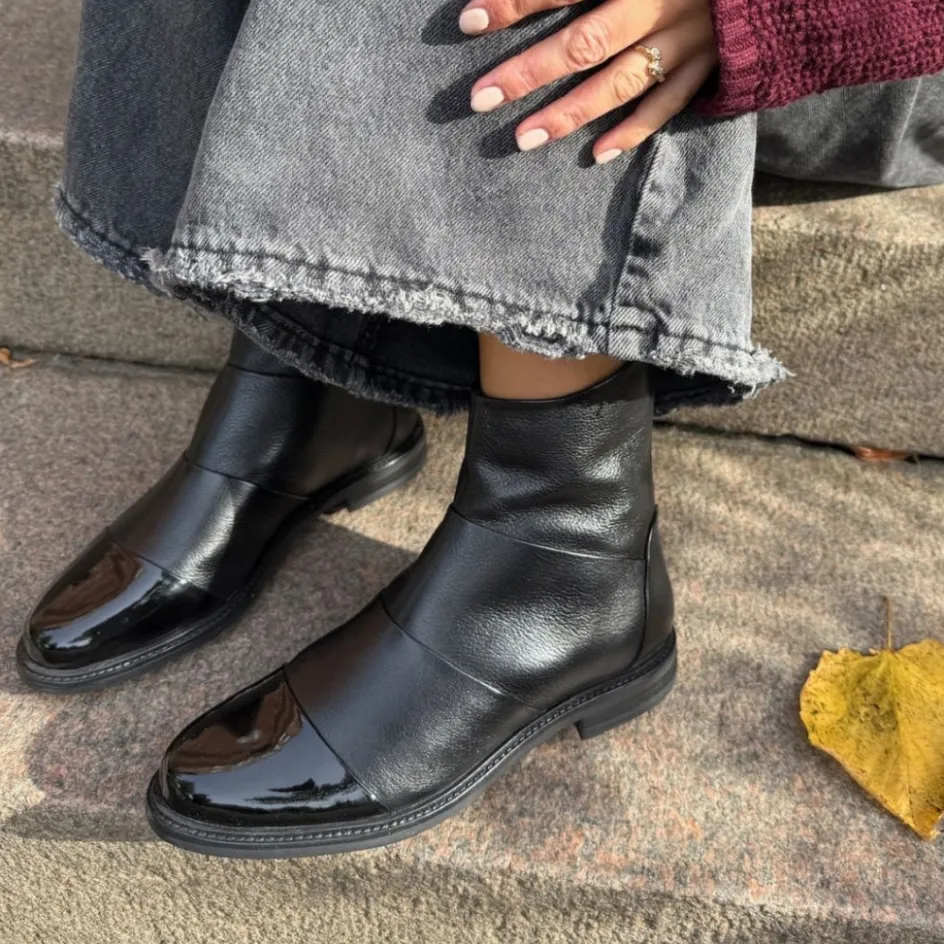 stephanie__black_wpatent_toe_4.webp Copenhagen Shoes Ankelstøvler*STEPHANIE - BLACK W/PATENT TOE Stephaniestoevler black w patent toe