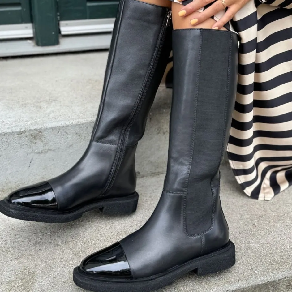 the_art_boot_patenttoe__black_5.webp Copenhagen Shoes Lange Støvler*THE ART BOOT PATENT/TOE - Black