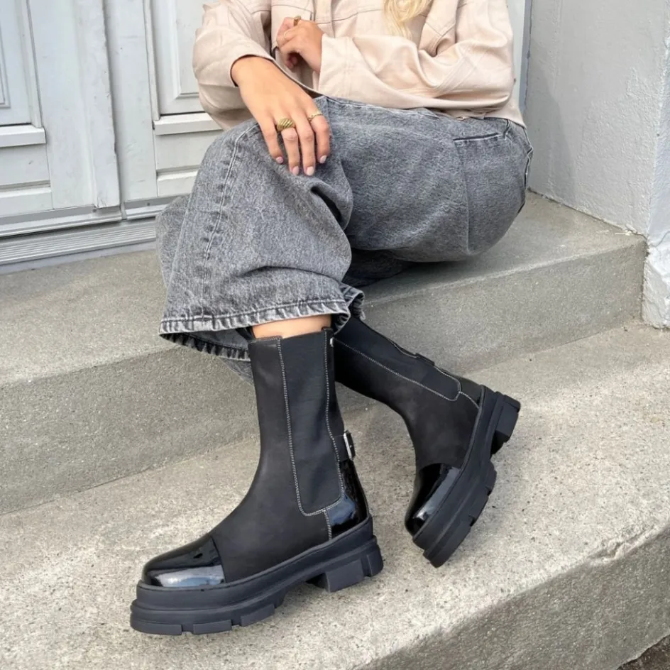 the_belive_boot__black_patent_3.webp Copenhagen Shoes Chelsea Boots | Ankelstøvler*THE BELIVE BOOT - Black Patent Thebelive boot boots black patent