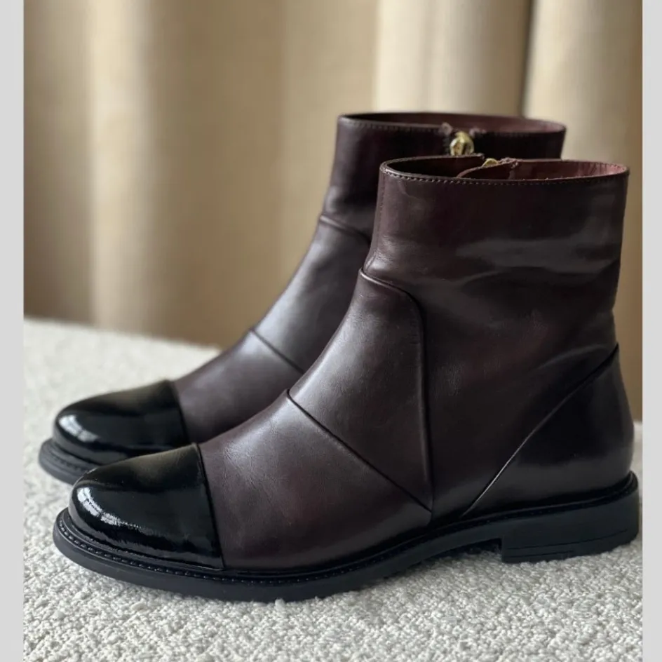 Copenhagen Shoes Ankelstøvler*THE MAGIC BOOT - DARK BROWN W PATENT TOE Themagic boot stoevler dark brown w patent toe