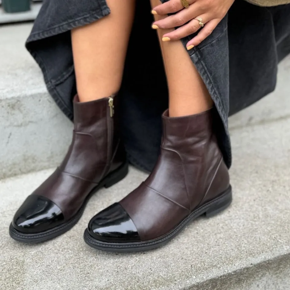 the_magic_boot__dark_brown_w_patent_toe_4.webp Copenhagen Shoes Ankelstøvler*THE MAGIC BOOT - DARK BROWN W PATENT TOE Themagic boot stoevler dark brown w patent toe