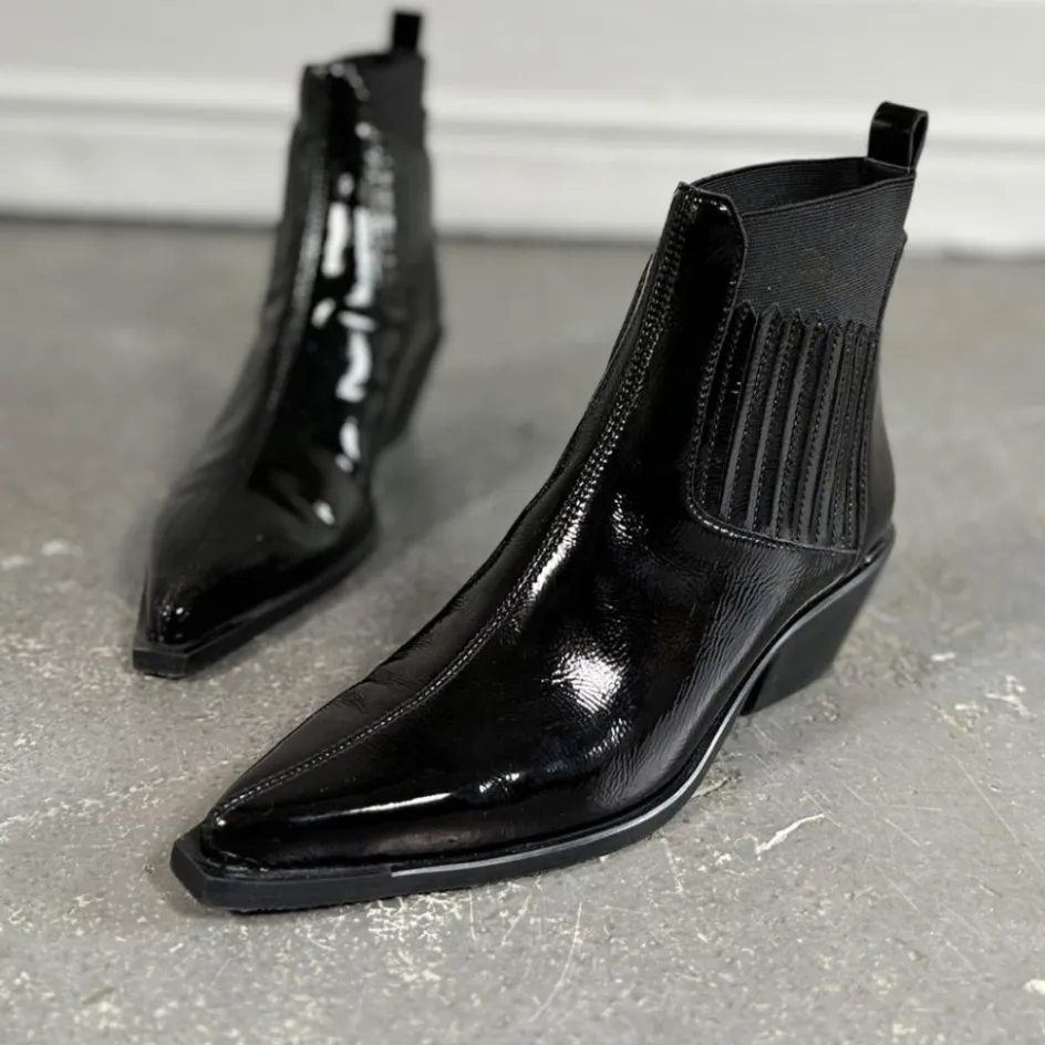 the_walking_boot_patent__black_patent_13.webp Copenhagen Shoes Ankelstøvler*THE WALKING BOOT PATENT - BLACK PATENT Thewalking boot patent pre order del end september stoevler black patent