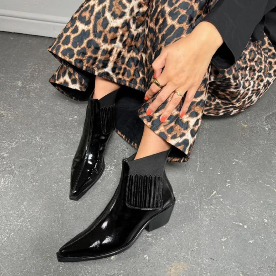 the_walking_boot_patent__black_patent_4.webp Copenhagen Shoes Ankelstøvler*THE WALKING BOOT PATENT - BLACK PATENT Thewalking boot patent pre order del end september stoevler black patent