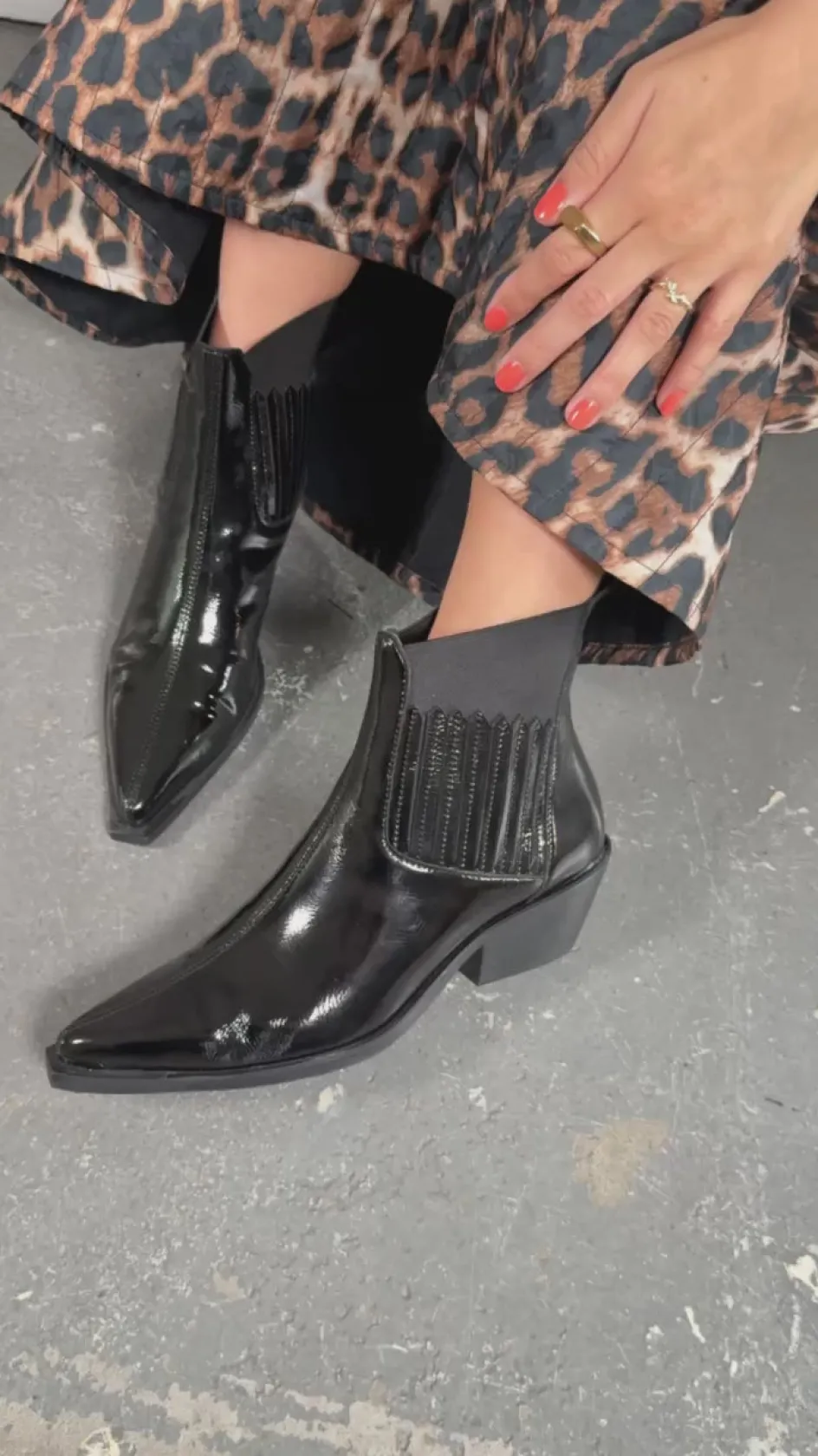 the_walking_boot_patent__black_patent_6.webp Copenhagen Shoes Ankelstøvler*THE WALKING BOOT PATENT - BLACK PATENT Thewalking boot patent pre order del end september stoevler black patent
