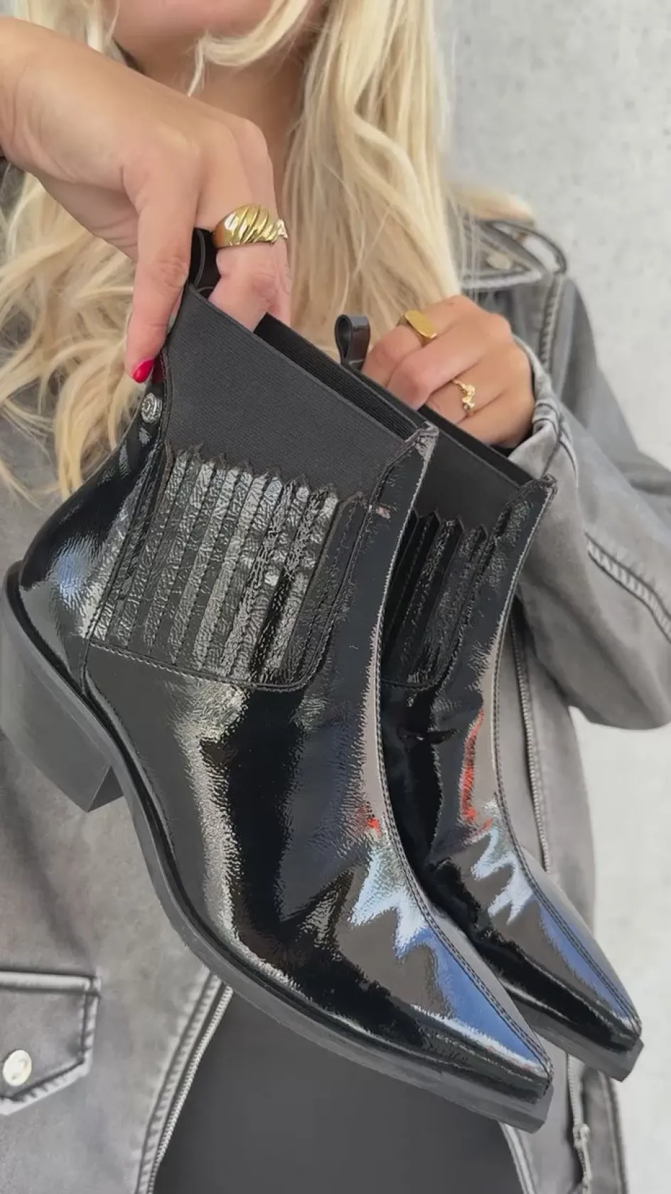 the_walking_boot_patent__black_patent_7.webp Copenhagen Shoes Ankelstøvler*THE WALKING BOOT PATENT - BLACK PATENT Thewalking boot patent pre order del end september stoevler black patent