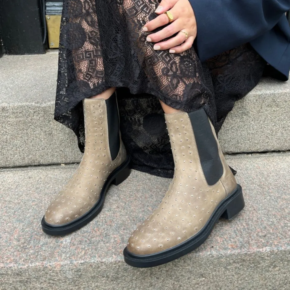 women_support_women__tabacco_grey_1.webp Copenhagen Shoes Ankelstøvler*WOMEN SUPPORT WOMEN - TABACCO (GREY) Womensupport women stoevler tabacco grey