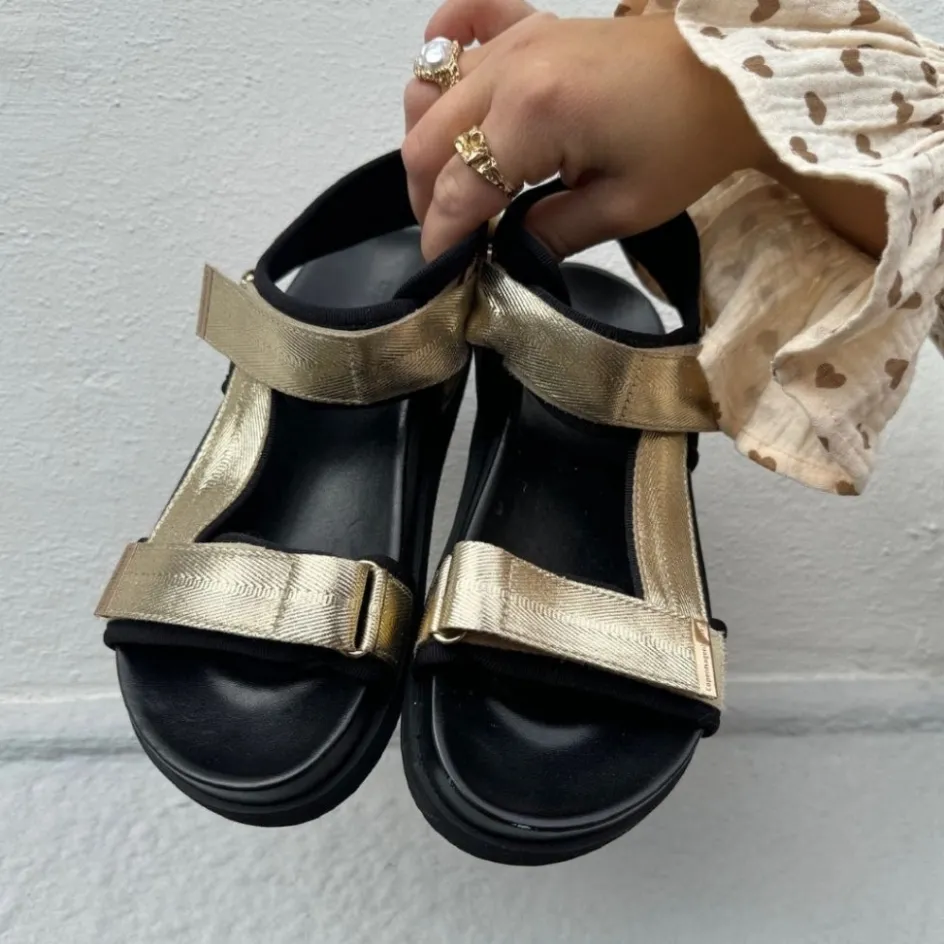 you_move_me__gold_5.webp Copenhagen Shoes Flade Sandaler*YOU MOVE ME - Gold